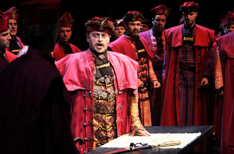 Vitomir Marof kao Zrinjski i zbor Opere, Ivan pl. Zajc, <em>Nikola Šubić Zrinjski</em>, HNK u Zagrebu 2006.