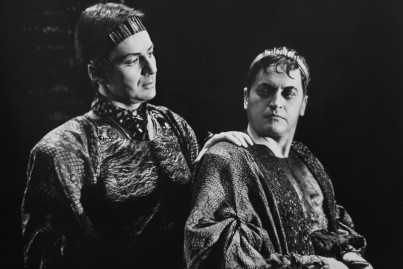 Ivica Trubić (Kolatinus) i Vitomir Marof (Junius), Benjamin Britten, <em>Otmica Lukrecije</em>, HNK u Zagrebu, premijera 1997.