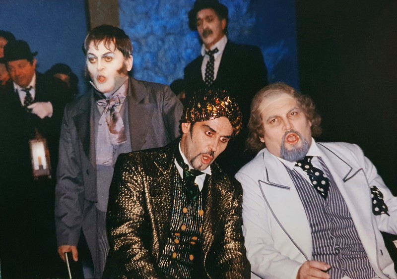 Vitomir Marof (Pjesnik), Ivica Čikeš (Selim), Bojan Šober  (Geronio) i ansambl Opere, Gioachino Rossini, <em>Turčin u Italiji</em>, HNK Split, premijera 1998.