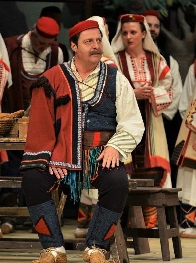 Vlaho Ljutić (mlinar Sima) i zbor Opere, Jakov Gotovac <em>Ero s onoga svijeta</em>, HNK u Osijeku, premijera 1996.