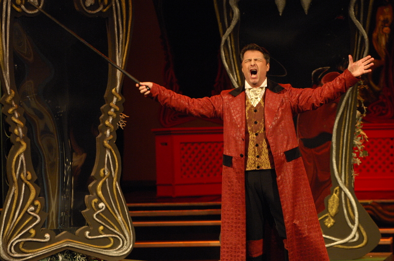 Vlaho Ljutić kao Danilo Danilovič, Franz Léhar <em>Vesela udovica</em>, Narodno pozorište u Sarajevu, 2000.