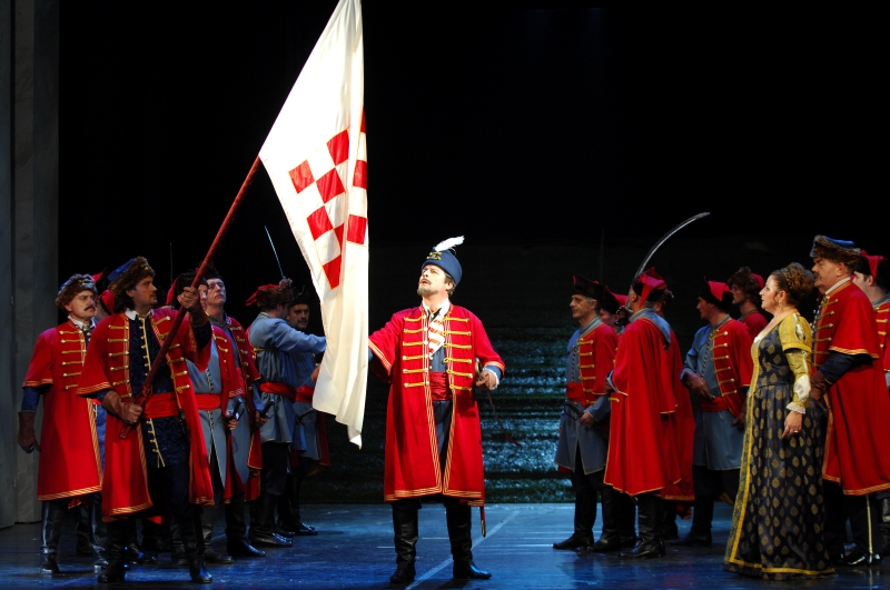 Vlaho Ljutić (Zrinjski), Blaženka Targuš (Eva) i zbor Opere, Ivan pl. Zajc <em>Nikola Šubić Zrinjski</em>, HNK u Osijeku, premijera 2004.