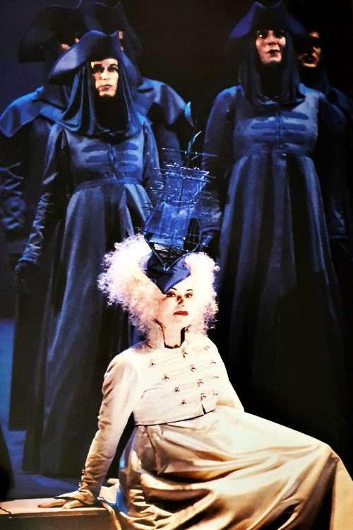 Vlatka Oršanić kao Elektra i zbor Opere, Wolfgang Amadeus Mozart <em>Idomeneo</em>, Kleines Festspielhaus, Salzburg, premijera 1998. 