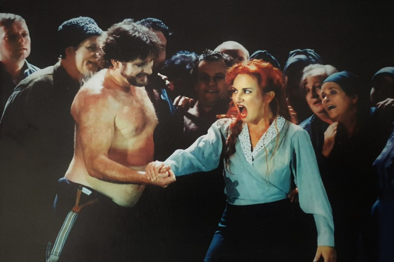 Vlatka Oršanić (Katarina Izmajlova) i zbor Opere, Dmitrij Šostakovič Lady Macbeth Mcenskog okruga, Meiningen Theater, premijera 1999. 