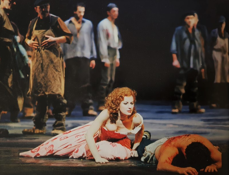 Vlatka Oršanić (Katarina Izmajlova) i zbor Opere, Dmitrij Šostakovič <em>Lady Macbeth Mcenskog okruga</em>, Aaltotheater, Essen, premijera 1995. 