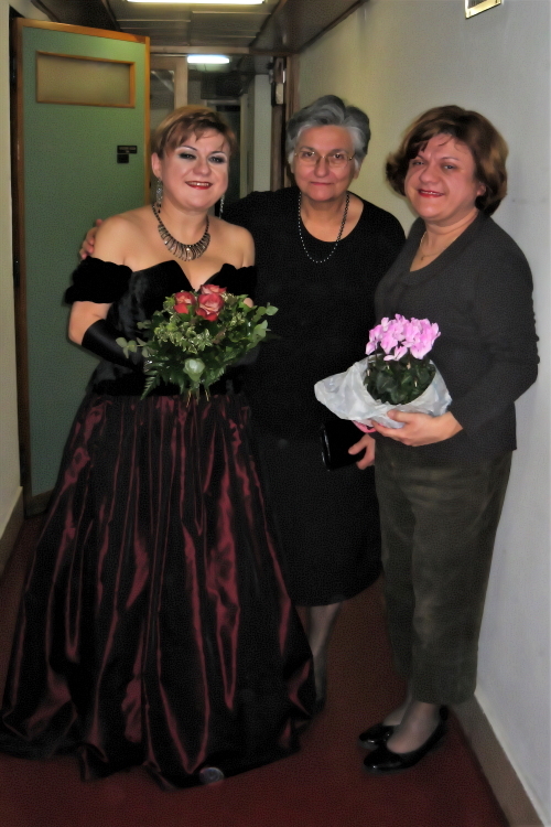 Željka Martić (Amelia), majka Martić i Neda Martić u garderobi za vrijeme predstave <em>Krabuljnog plesa</em>, HNK u Zagrebu, 2007. 