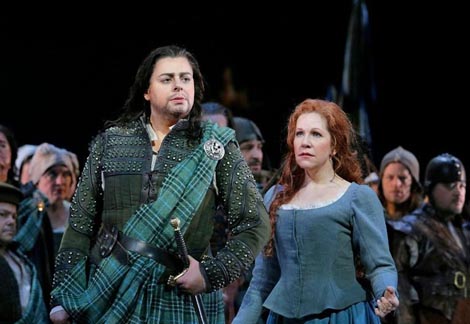 Daniela Barcellona (Malcolm) i Joyce DiDonato (Elena); The Metropolitan Opera New York: Gioachino Rossini, Žena s jezera (La donna del lago), dir. Michele Mariotti, red. Paul Curran, foto: © Ken Howard Metropolitan Opera