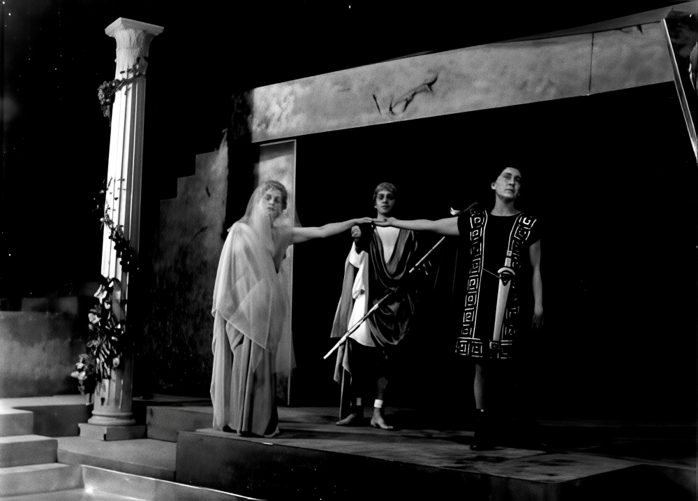 Zlata Butković (Euridika), Ilma Demoris (Amor) i Nevenka Tomašić (Orfej), Christoph Willibald Gluck, <em>Orfej</em>, Narodno kazalište na Rijeci, 1952.