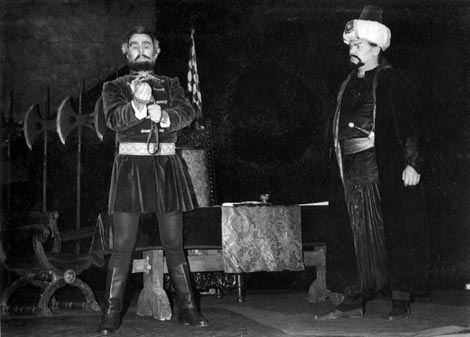 Zlatko Foglar (Zrinjski) i Piero Filippi (Mehmed Sokolović); Hrvatsko narodno kazalište u Osijeku, Ivan pl. Zajc, Nikola Šubić Zrinjski, dir. Željko Miler, red. Dragutin Savin, 1976.