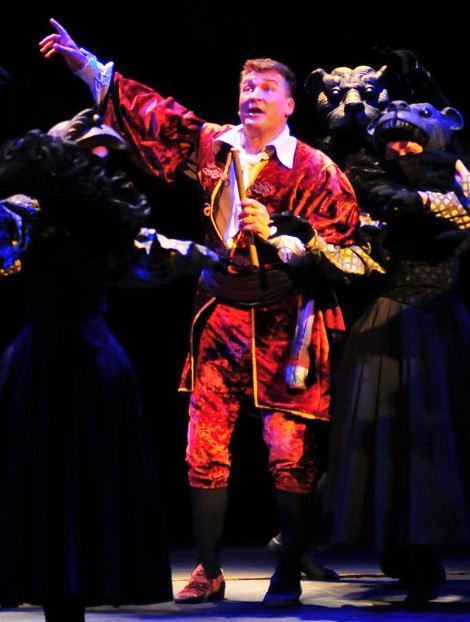 Zrinko Sočo (Tamino) i zbor opere, Wolfgang Amadeus Mozart Čarobna frula, HNK u Zagrebu, 2008. 