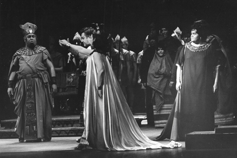 Franjo Petrušanec (Kralj), Viktor Bušljeta (Radames), Ivanka Boljkovac (Aida) i zbor Opere, Giuseppe Verdi, <em>Aida</em>, premijera 14. siječnja 1989. u HNK-u u Zagrebu 