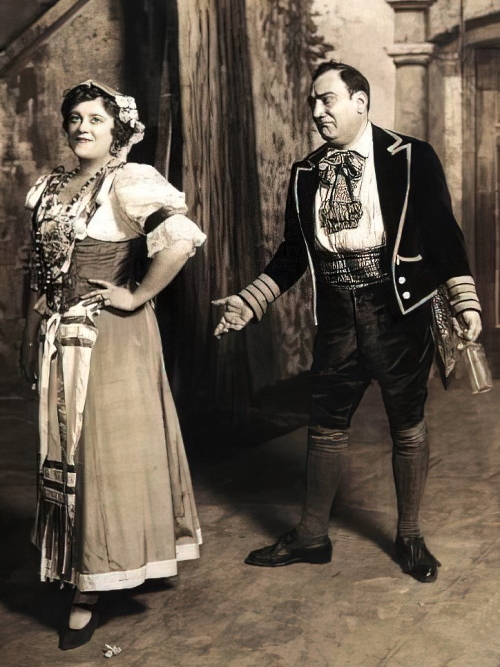 Osma Carusova uloga u Metropolitanu – Nemorino, Gaetano Donizetti, <em>Ljubavni napitak</em>, 23. siječnja 1904. s Friedom Hempel kao Adinom