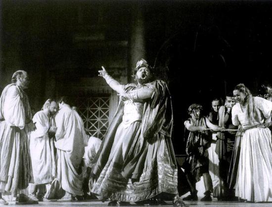 Splitsko ljeto. Arrigo Boito: Neron, prva hrvatska izvedba 16. srpnja 1989. Dirigent: Nikša Bareza, redatelj: Petar Selem. Krunoslav Cigoj (Neron), Zlatomira Nikolova (Rubria) i zbor Opere