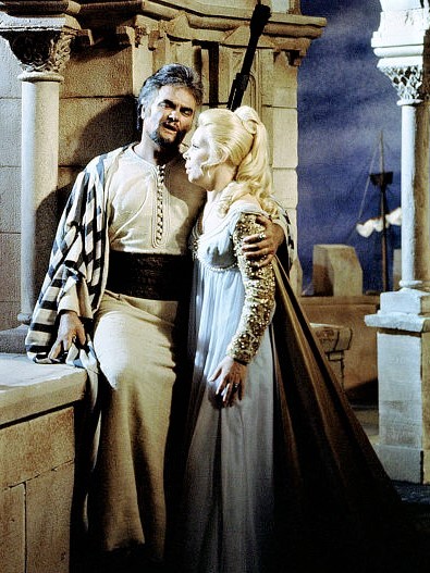 Mirella Freni kao Daesdemona i Jon Vickers kao Otello u Verdijevoj operi <em>Otello</em>, Berlinska filharmonija, Herbert von Karajan, dirigent, Salzburške svečane igre 1970., filmska ekranizacija iz 1973. godine.  