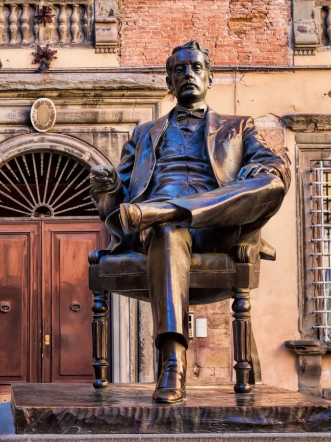 Puccinijev kip ispred rodne kuće, danas muzeja, u Lucci