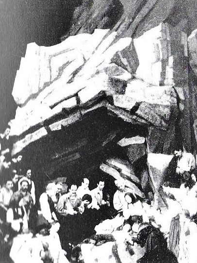 Prizor s praizvedbe <em>Kamenika</em> u HNK-u u Zagrebu 17. prosinca 1946.