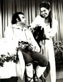 Hrvatsko narodno kazalište Split. Gaetano Donizetti: Ljubavni napitak, premijera 8. svibnja 1972. Dirigent i redatelj: Dragutin Savin. Krunoslav Cigoj (Nemorino) i Cynthia Hansell-Bakić (Adina)