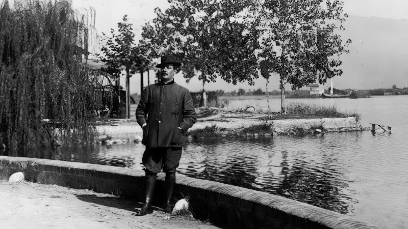 Puccini u svojoj villi u ribarskom mjestašcu Torre del Lago na jezeru Massacuccioli 