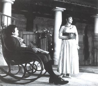 Vladimir Ruždjak (Figaro) i Nada Siriščević (Rosina) u Seviljskom brijaču u Meštrovićevu kašteletu, Splitsko ljeto 1969.; dirigent: Mladen Bašić, redatelj: Vladimir Ruždjak